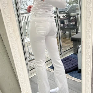 Vita bootcut jeans  - Jätte fina lågmidjade vita bootcut jeans!!💕💕 Använt några gånger men de sitter lite tight i låren o rumlande på mig tyvärr :(  💕💕💕  Köpta secondhand för 300kr  Säljer via Swish, kund står för frakt Mötas: Linköping, Borensberg, Motala💕 