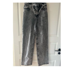 Gråa jeans  - Gråa jeans ifrån NA-KD i storlek 34 men passar även större. Använda 1 gång. Köparen står för frakten. 