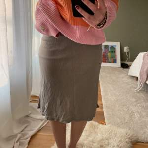 Knälång kjol i grå färg med underkjol. Materialet är mjukt stretchigt och lätt. Den når till knäna på mig som är ca 163cm och har storlek 36❤️. Kjolen är använd men i fortfarande fint skick🥰på bilden är den lite skrynklig för jag har haft den ihopvikt😅