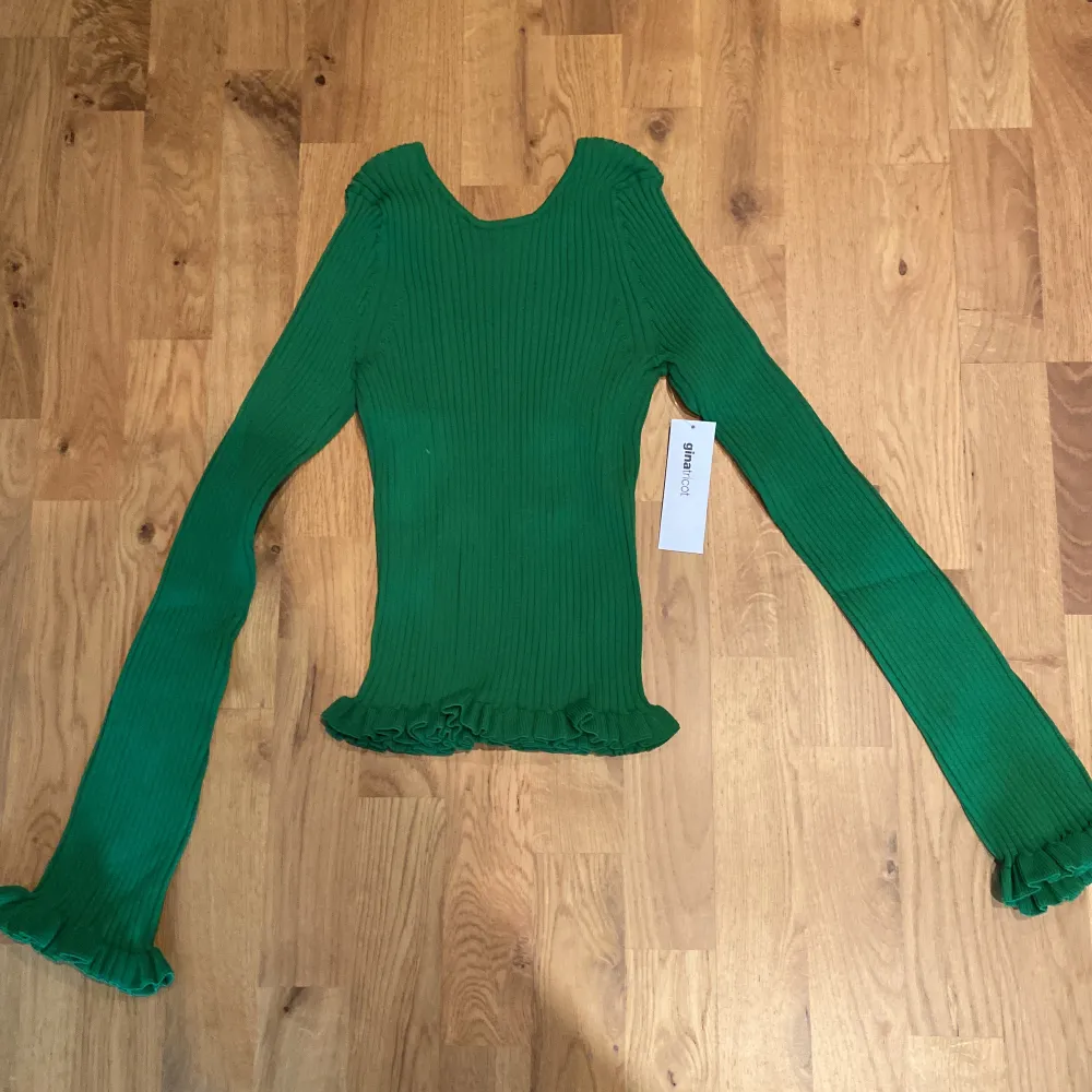 Säljer denna ribbade tröjan från Gina Tricot. Den är öppen i ryggen. Köpte för 400 och säljer för 100 + frakt. Skriv vid frågor.. Tröjor & Koftor.