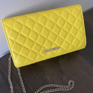 Superfin love moscino-väska  - Sparsamt använd i ett mycket gott skick. Kan skickas mot att köparen står för frakten eller mötas upp i centrala Stockholm. Nypris ca 1400:- 