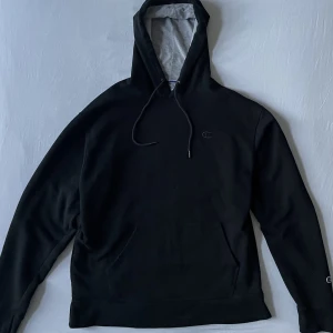 Champion hoodie svart - Hoodien är i gott skick och är i storleken large. Nypris är 499 kr på KidsBrandStore.