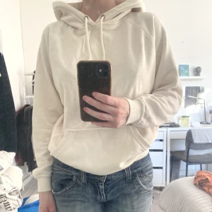 Huvtröja  - Vit Huvtröja med stor luva. Jättebekväm och tunn vilket är bra till våren och sommaren.