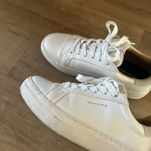 Vita skor - Vita skor från Björn Borg, endast använda en gång!