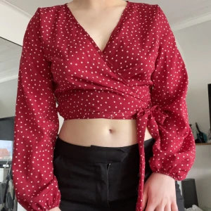 Röd Blus❤️ - Röd blus som går att knyta på många olika vis. Den är i ett skönt och luftigt material, vilket passar perfekt till sommaren☺️💞köpt på shein. Frakten ligger på 45 kr💓