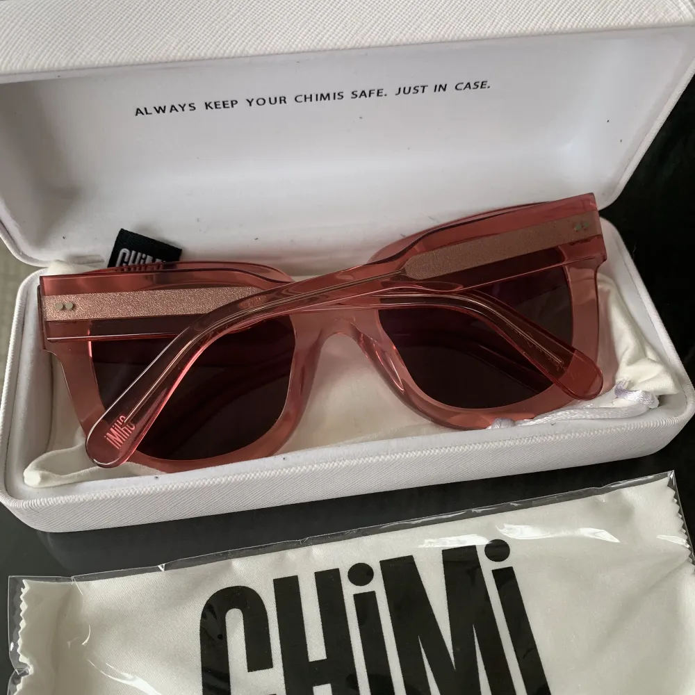 Säljer mina superfina rosa Chimi solglasögon i modellen 008. Inga tecken på användning och allt på bilden följer med🫶🏼. Accessoarer.