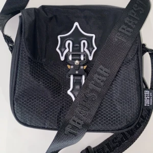 Trapstar väska - Trapstar midjeväska 