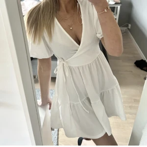 Studentklänning  - Säljer denna fina klänning från ginatricot❤️använd vid 1 tillfälle så i väldigt bra skick❤️perfekt till studenten eller sommaren🥰