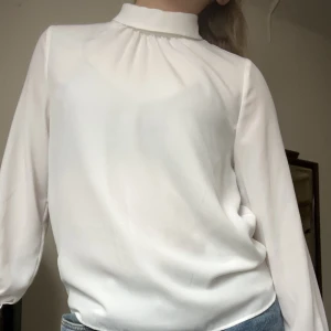  Vit blus  - En fin blus från HM i storlek 36. Prislappen är på och säljer för 100 kr. Skriv om du har frågor💕