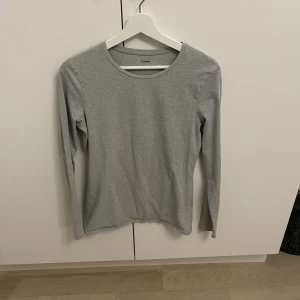 Grå långärmad - Grå långärmad tröja från tezenis. Använd men mycket bra skick. Stl S/M