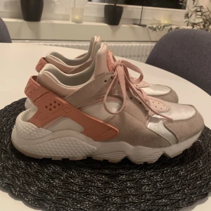 Nike Air Huarache - Säljer mina sköna och snygga Nike Air.  Storlek 40,5 men är små i storleken. Jag har vanligtvis 39 men sitter väldigt bra på mig.  Nypris: 1449:- Säljes då de ej passar mina känsliga fötter.  Endast använd få gånger så mycket fräscha. 