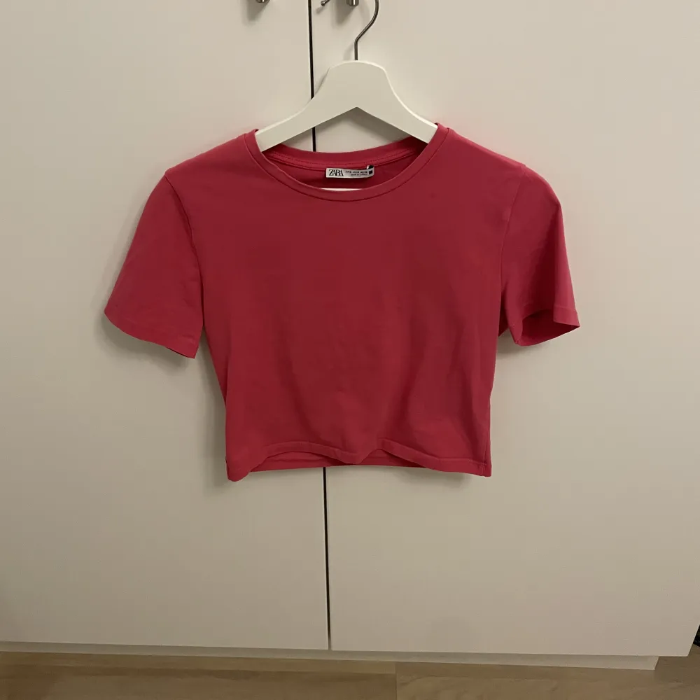 Rosa t-Shirt från Zara, använd fåtal gånger. Stl M. T-shirts.