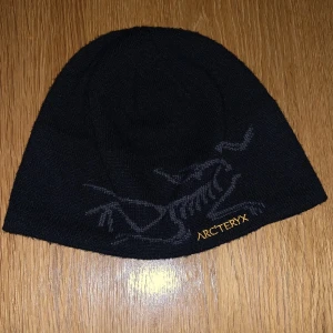 Arcteryx mössa - Behöver de ej nu efter vintern, har 2 par. Bägge är svart men ens med grå logga andra svart.