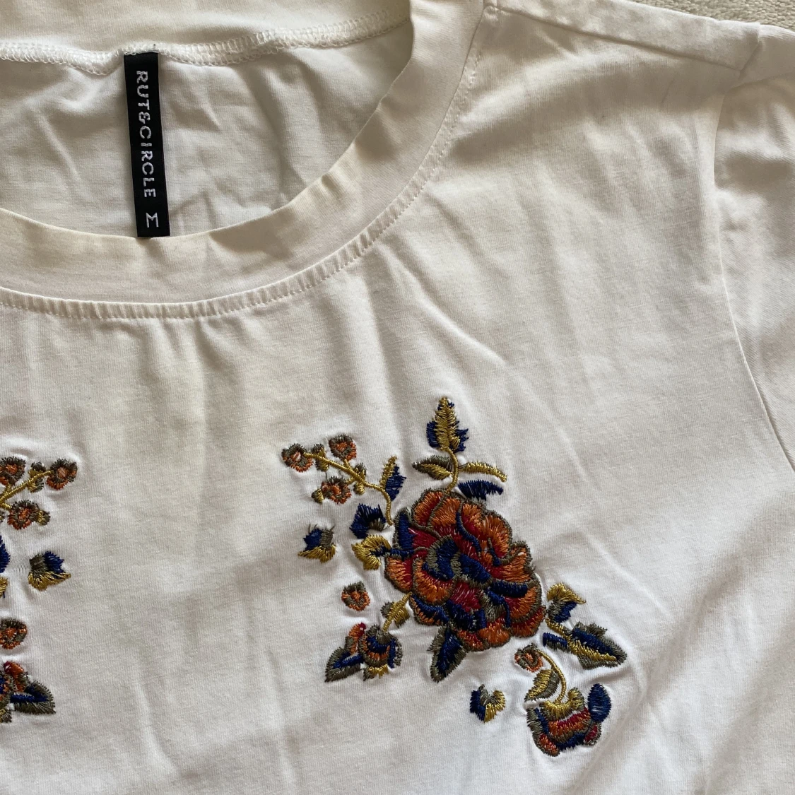 T-shirt med broderade detaljer - 91