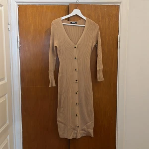 Stickas klänning - Ribstickad klänning feån Missguided. Nypris 299kr. 