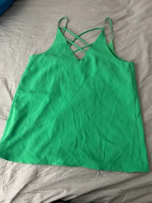 Grönt linne  - Ett grönt linne från river island  Super bra skick 