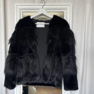 Fakepäls Zara jacka😍 - Supersnygg o skön jacka från zara! Säljer då den är för liten för mig😩köpare står för frakt!