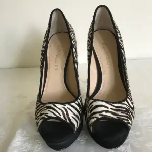 Högklackade skor med zebramönster Enzo Angilioni strl 36 (6M) 