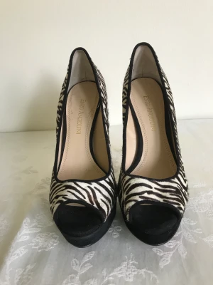 Högklackade skor zebramönster - Högklackade skor med zebramönster Enzo Angilioni strl 36 (6M) 