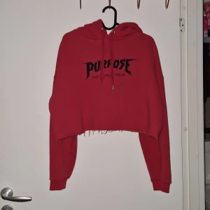 Croppad hoodie  - En croppad hoodie från hm, sparsamt använd 