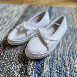 Sneakers - Vita oanvända skor köpta från Nelly för flera år sedan! 