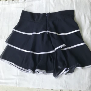 Volangkjol - Söt volangkjol i blått med vita detaljer i strl xs-s