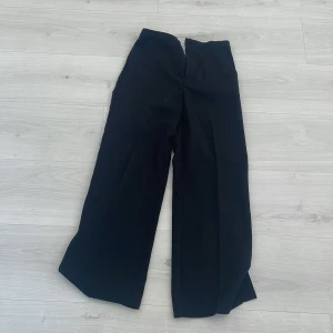 Snygga kostymbyxor!🪩💘 - Snygga kostymbyxor som är lite vidare där nere. Prislappen är kvar, aldrig allvänt!🫶🏻🫶🏻
