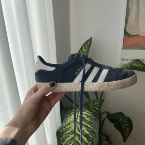 adidas Gazelle  - Säljer mina adidas gazelle i mörkblå. St 37.   Välbevarat skick  