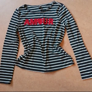 Randig tröja  - En randig tröja i svartvitt med rött broderi på bröstet. Storlek S från Shein, men modellen är inte tight direkt. Nyskick, endast använd och tvättad en gång. 