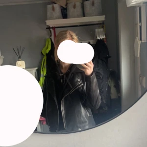 Skinnjacka - (Tryck inte på köp nu) säljer denna superfina skinnjacka då den inte kommer till användning. Köpt och använd förra våren så den är i bra skick och perfekt nu när det blir varmare😍
