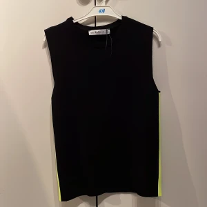 Topp - Stickad Topp från zara med neon på sidorna. Passar xs