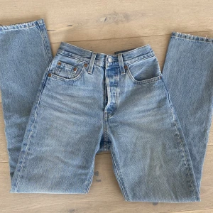 Levis 501 - Säljer dessa 501, använda Max 3 gånger! Har sytt in ett resårband då de är för stora för mig i midjan. Resårbandet är enkelt att ta av om man vill💗💗