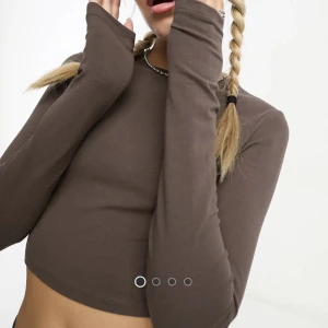 Brun topp i strl S - Brun topp med långa ärmar i strl. S, passar även XS. Oanvänd.