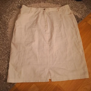 Kjol i linne och bomull  - Linnekjol med 50%bomull och linne resten. Pris är diskuterbart vid snabb affär. 😊 Vid funderingar skicka gärna pm. 💖