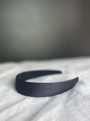 Svart diadem - Säljer ett fint svart diadem som jag aldrig använder. Diademet är ifrån Shein och är i ett fint skick.