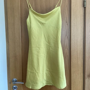 Klänning Gina Tricot - •Helt oanvänd •Strl 34 