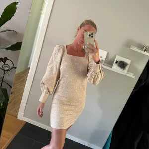 Klänning med fint mönster - Oanvänd klänning från pierca med skimrande ros mönster och puffärmar 