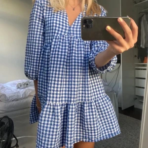 rutig zara klänning  - säljer min super fina zara klänning! Den är aldrig använd. Bilderna är lånade! Köp direkt för 400kr + frakt💙💙