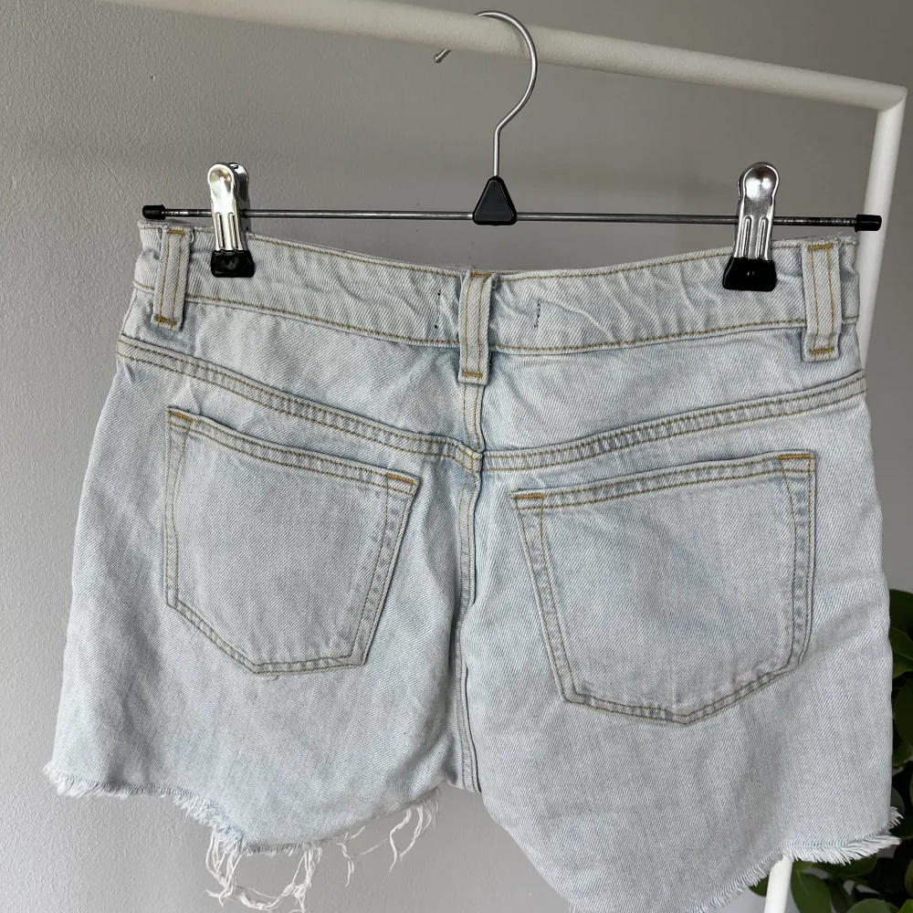 Klassiska jeansshorts . Shorts.