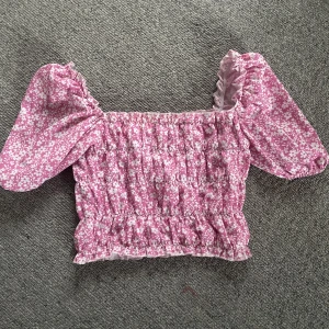 Topp - Somrig blommig top som knappt används därför jag säljer den