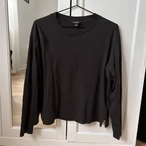 Vanlig svart tröja från Monki. Köptes för några månader sen men aldrig kommit till användning. Lite katthår på bilden men rollar plagget innan det skickas 