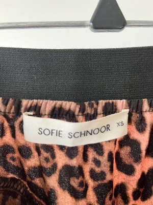 Mönstrad kjol - Flowig kjol med stretch i midjan.