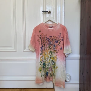 Mönstrad oversized t-shirt  - Färgglad oversized tröja i gott skick och bra kvalitet, som knappt är använd✨ 