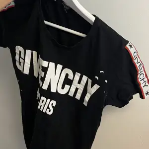 Säljer min Givenchy T-shirt då den inte passar längre!