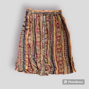 Bohemisk kjol - En jättefin detaljerad kjol i bohemisk stil! Massvis med färger och mönster. 