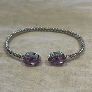 Caroline Svedbom Armband - Caroline Svedbom Armband i silvrigt och lila. Aldrig använd då det inte är min färg☺️