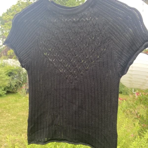 Topp  - Hej! Säljer nu denna snygga toppen från zara!💕 Den är aldrig använd, endast provad. Så är i nyskick. Säljer då jag inte passade och gick inte att lämna tillbaka. Hör av er vid intresse. 