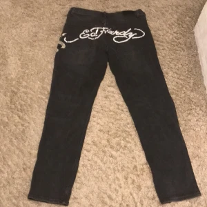 Edhardy byxor - Äkta edhardy byxor i fint skick. Köpta för 1350kr inga fläckar eller hål knappt använda. Storlek M skulle säga att dem är 34 i midjan