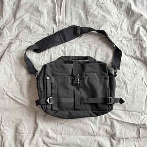 Axelremsväska - Go liten axelremsväska som rymmer en 13-tums laptop. Många fack!   