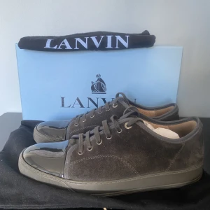 Lanvin - Tjabba! Säljer ett par as feta skor från lanvin. Skick 8-10, uk 8 vilket motsvarar 42-43. Allt og medföljer såsom extra snören, box samt 2 dustbags. Hör av er vid frågor eller funderingar!💫